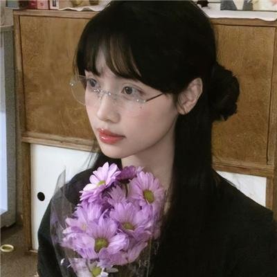 她来自胡志明市